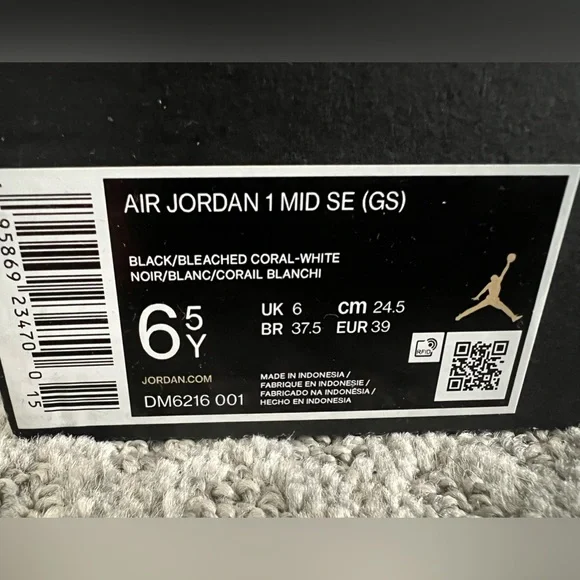 NIB air Jordan 1 mid se so 6.5 youth (women’s 8)